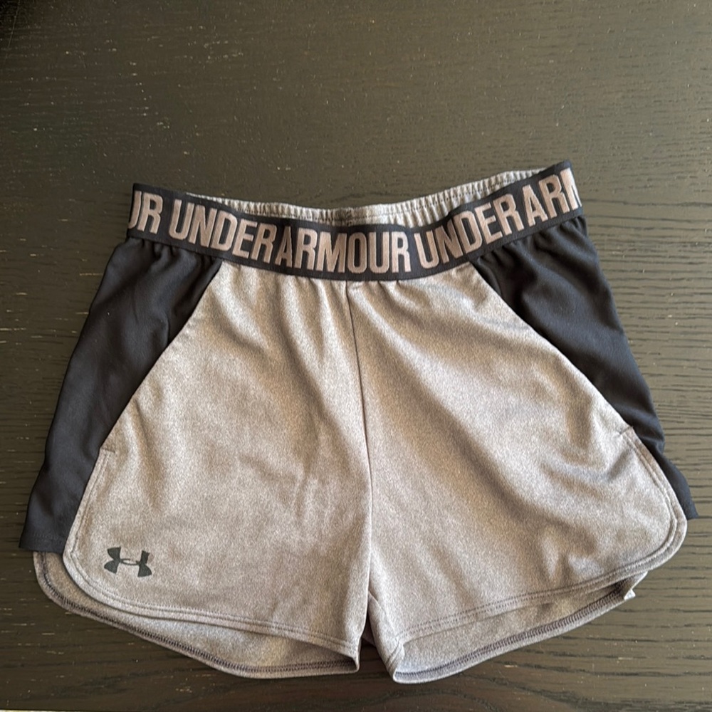 B3 Under Armour gray/black stretch athletic shorts. Front slanted pockets. XS.